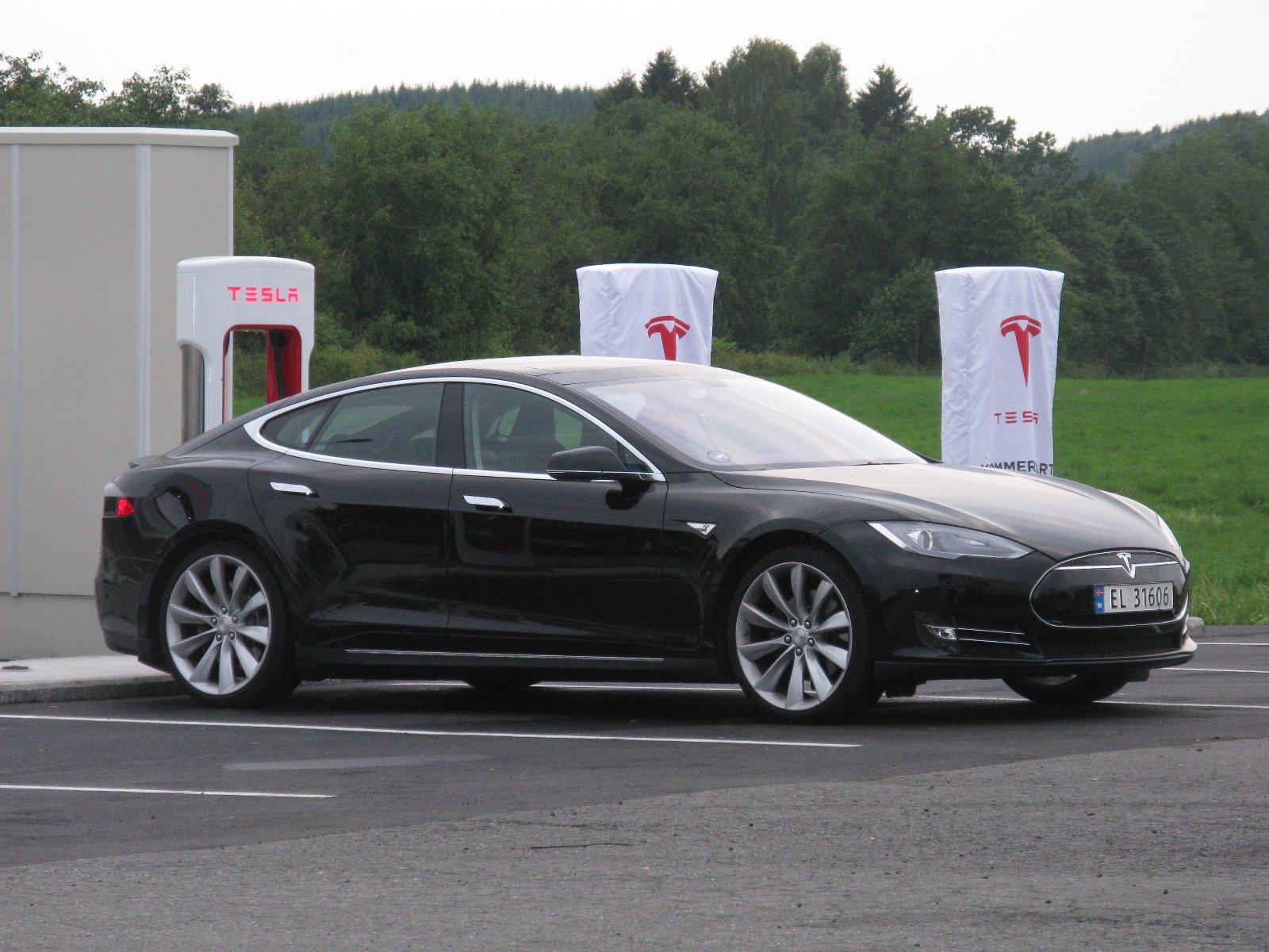 Tesla может предложить свою технологию автономного вождения другим автопроизводителям