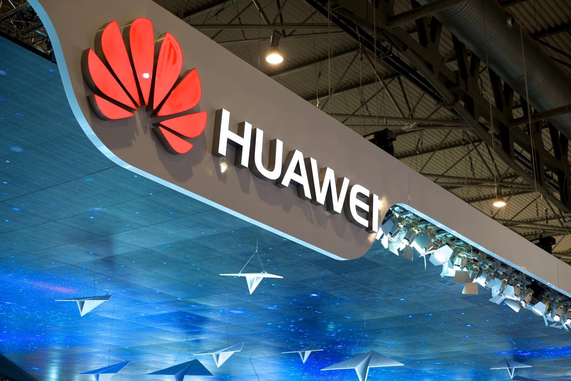 Huawei может выпустить смартфон с изогнутым экраном и без кнопок