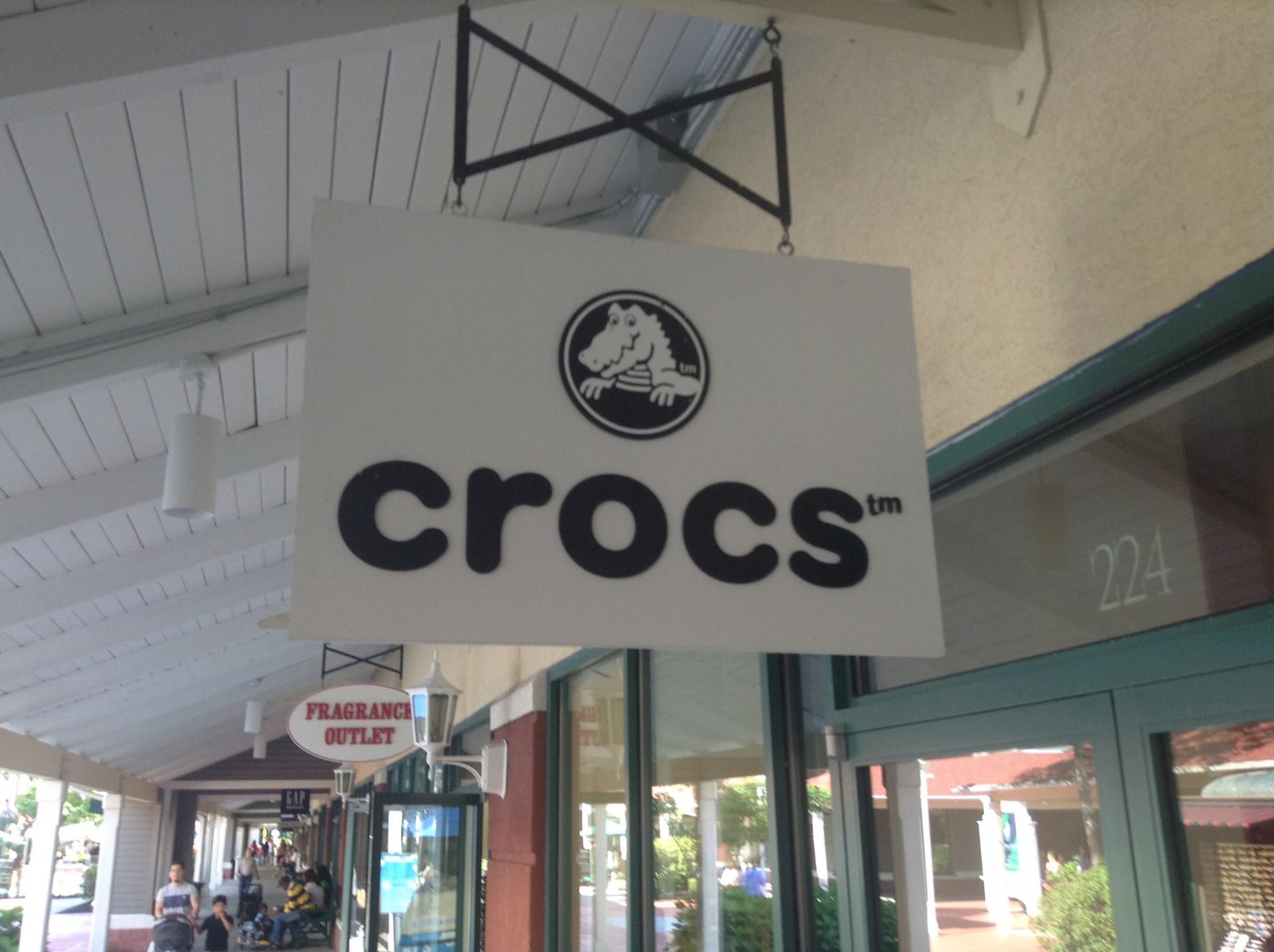 Crocs подала в суд на владельца австралийских ритейлеров из-за продажи копий знаменитых сабо