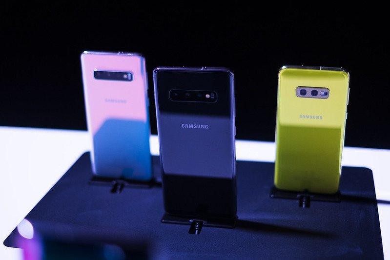 Samsung придумала систему подвижных камер для смартфонов