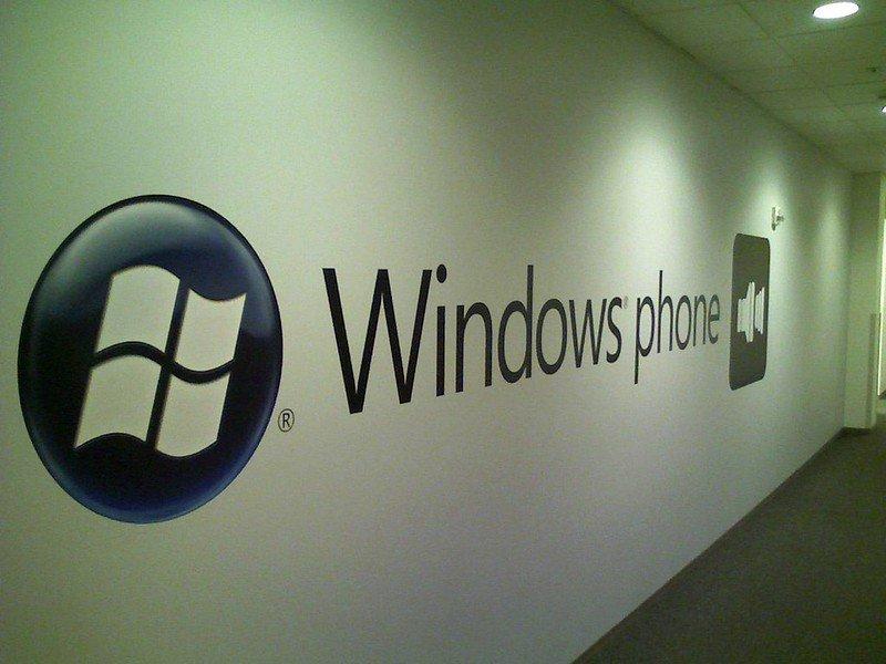 Microsoft представила концепт нового складывающегося телефона