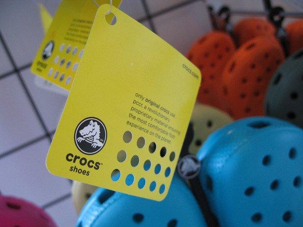 Crocs снова борется с подделками