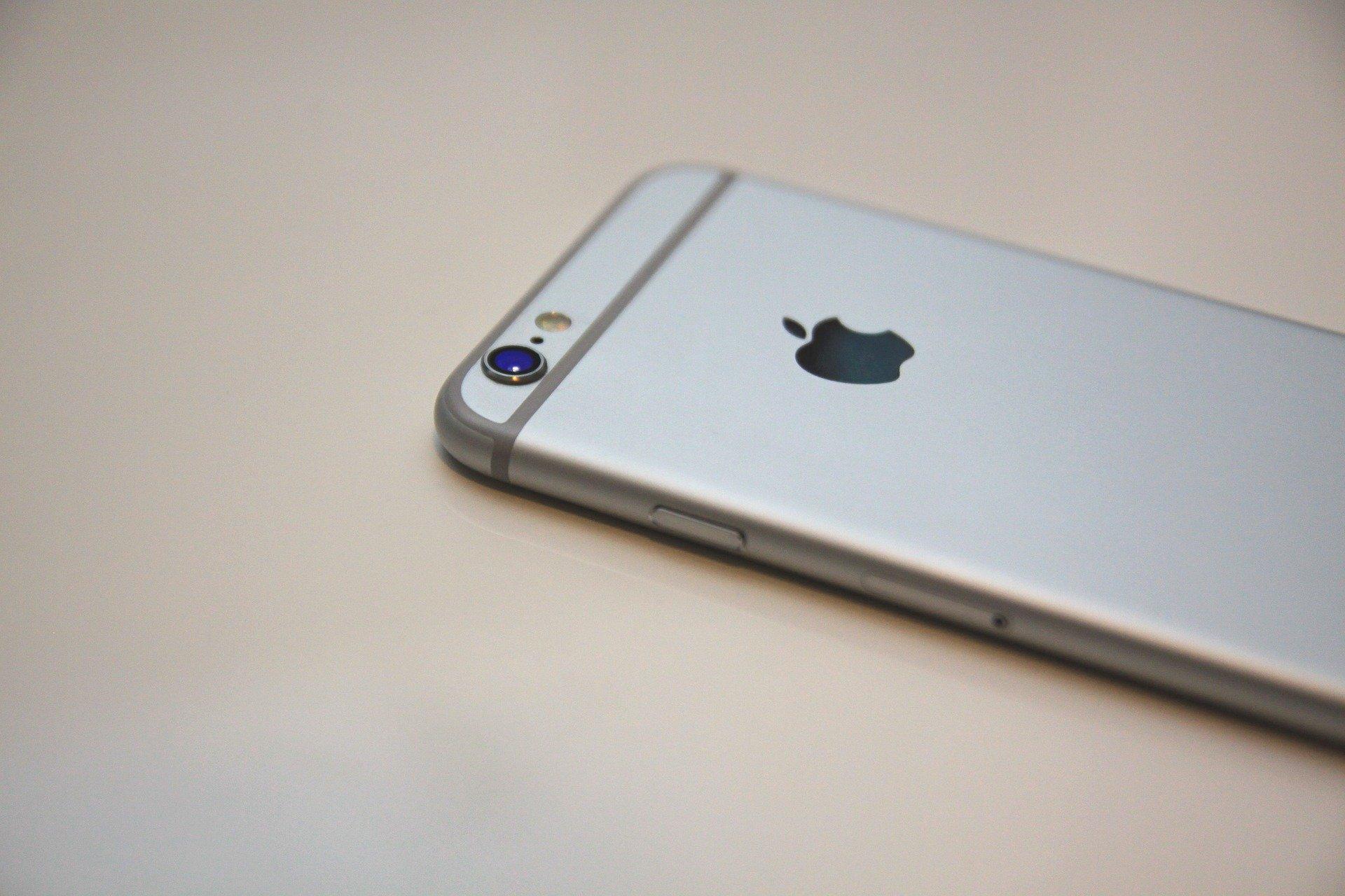 Компания из Китая просит суд запретить продажи iPhone