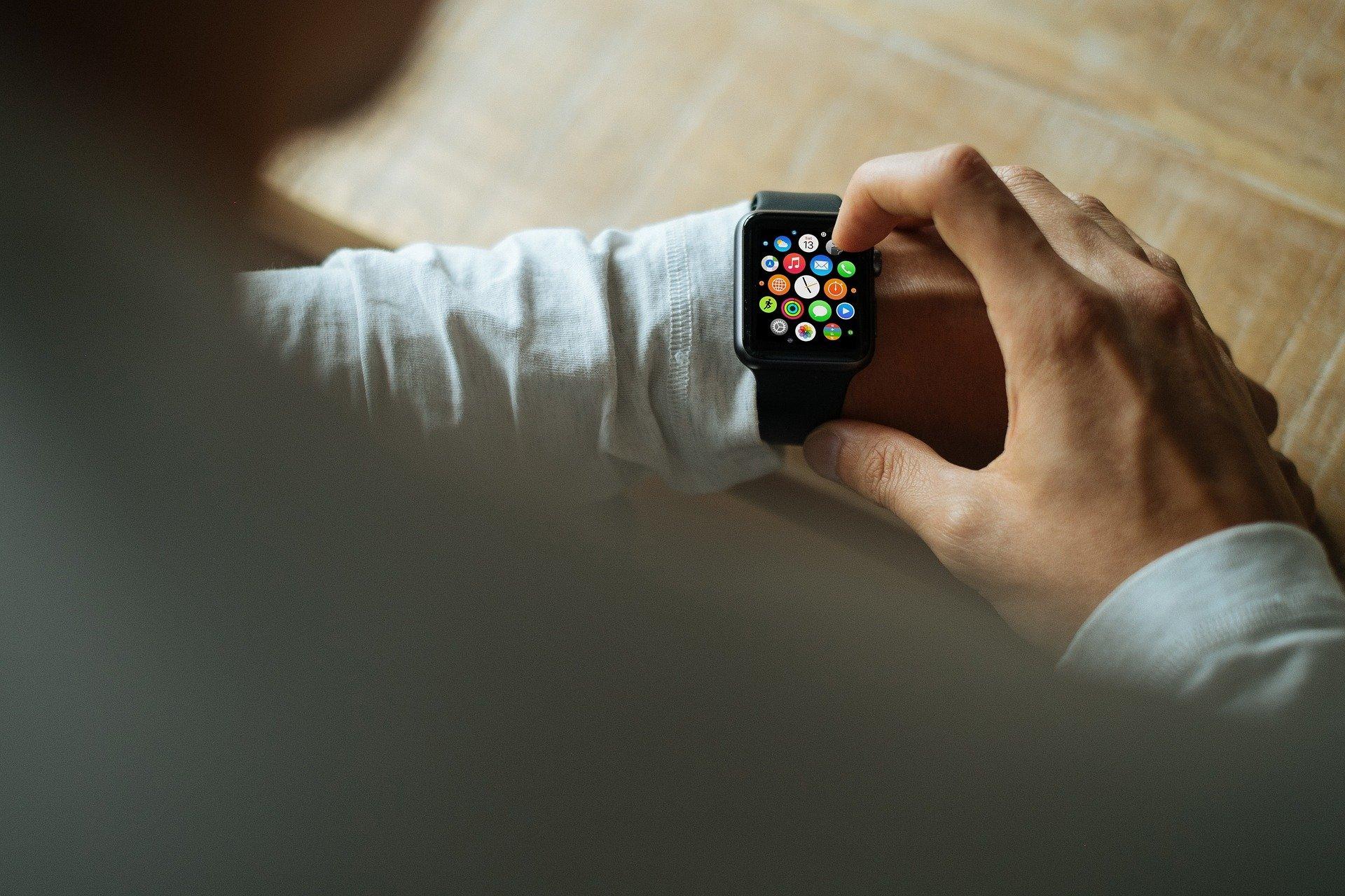 Apple может добавить в смарт-часы датчик для определения количества воды в организме