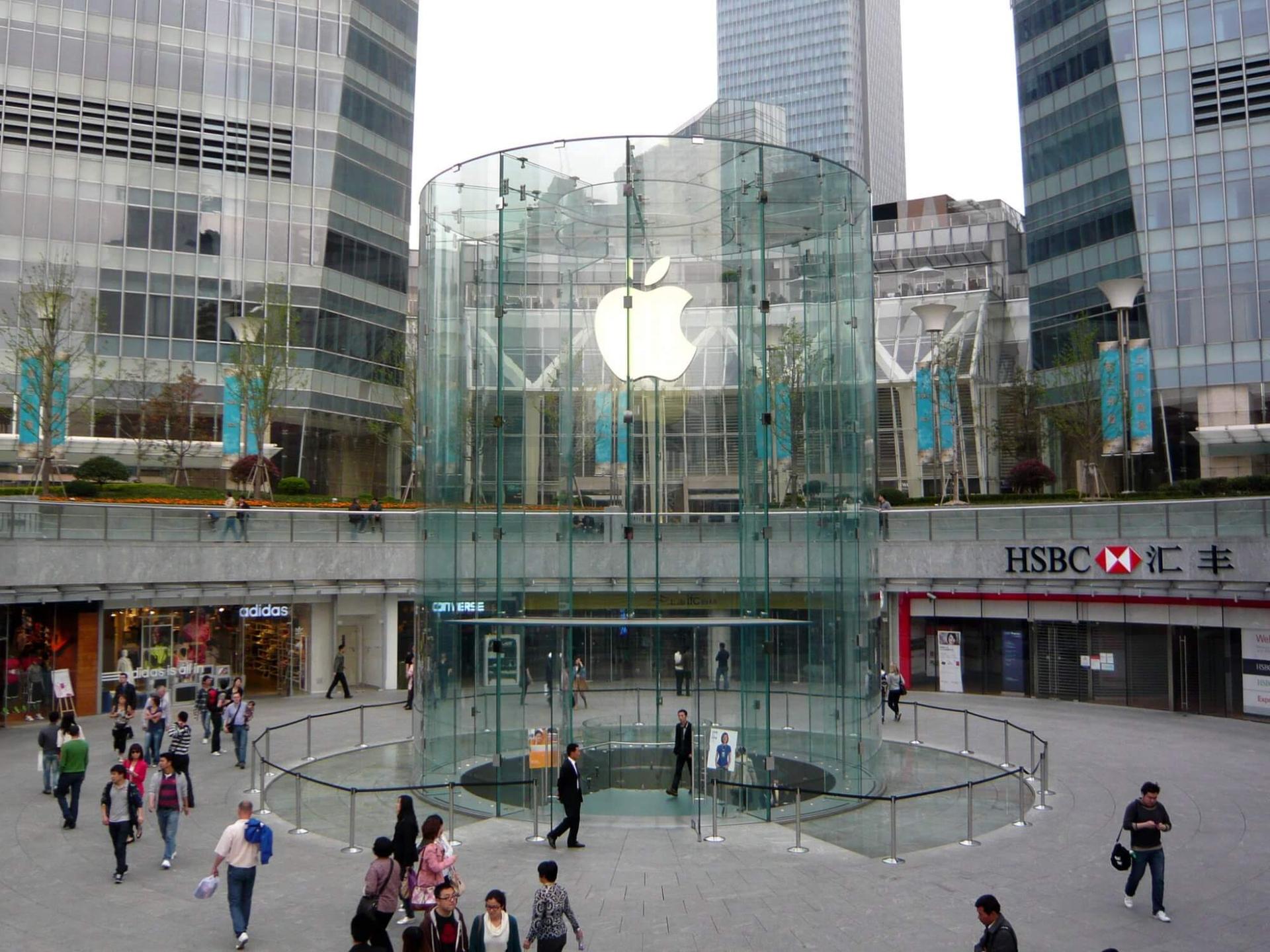 Дайджест новостей в сфере ИС: попытка запретить продажи iPhone и борьба правообладателей известных брендов с контрафактом