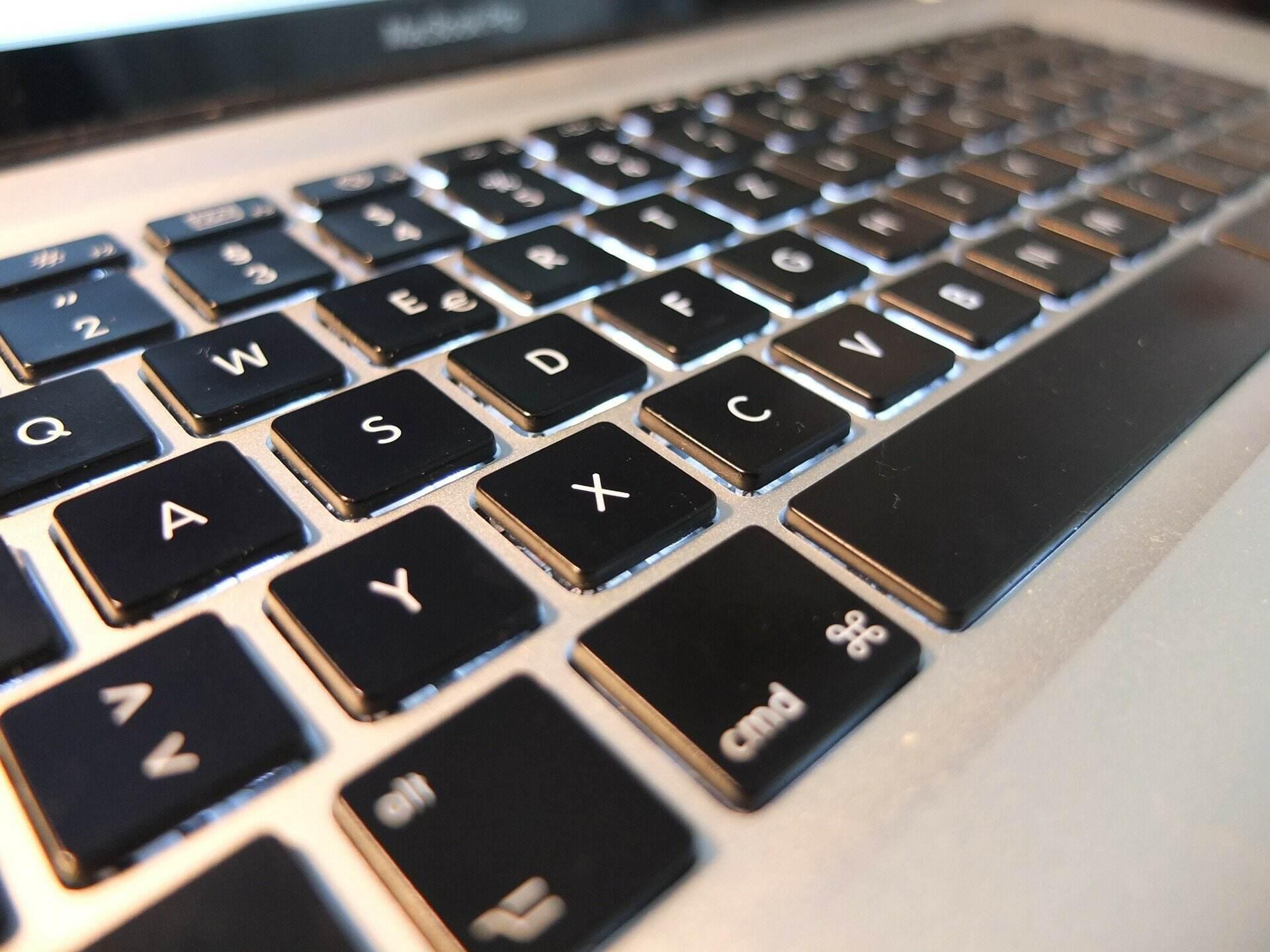 В ноутбуках MacBook может появиться виртуальная клавиатура и беспроводная зарядка для телефона