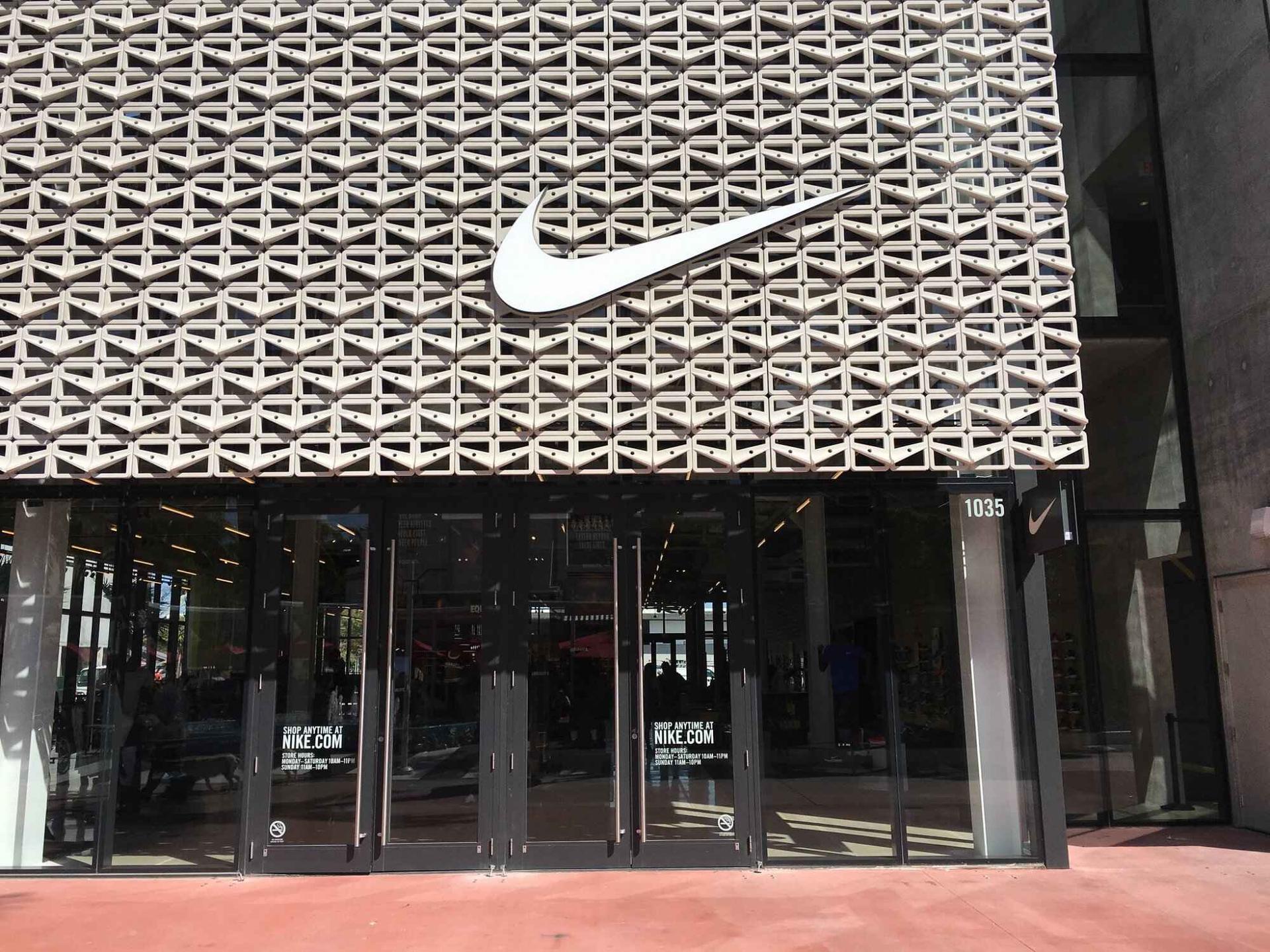 Nike подала в суд на платформу StockX из-за продажи кроссовок в виде NFT