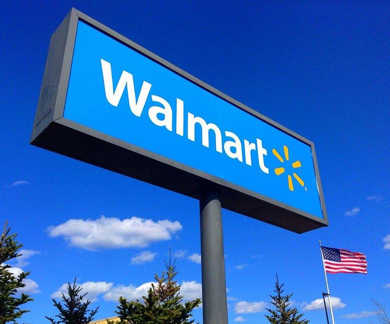 Walmart приостановила продажу копий кроссовок Yeezy Foam Runner после иска Канье Уэста