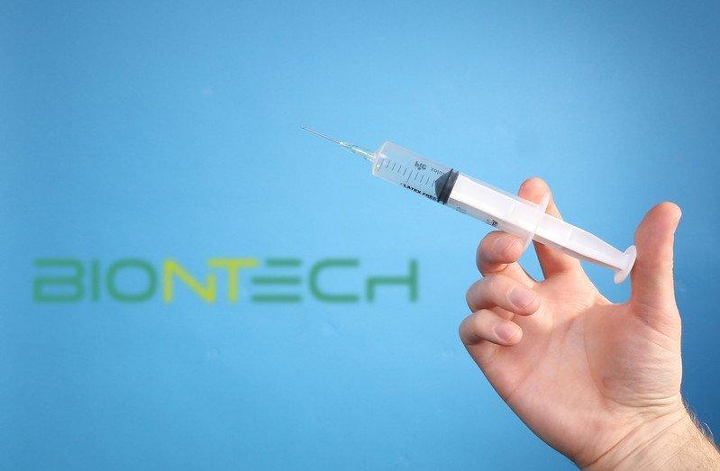 Меркель не считает отказ от патентов на вакцины от коронавируса «лучшей идеей»
