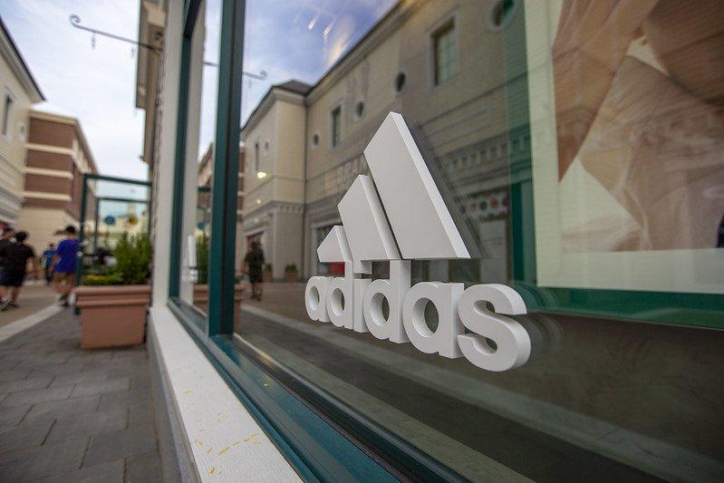 Adidas обратилась в суд из-за полосок на одежде Thom Browne