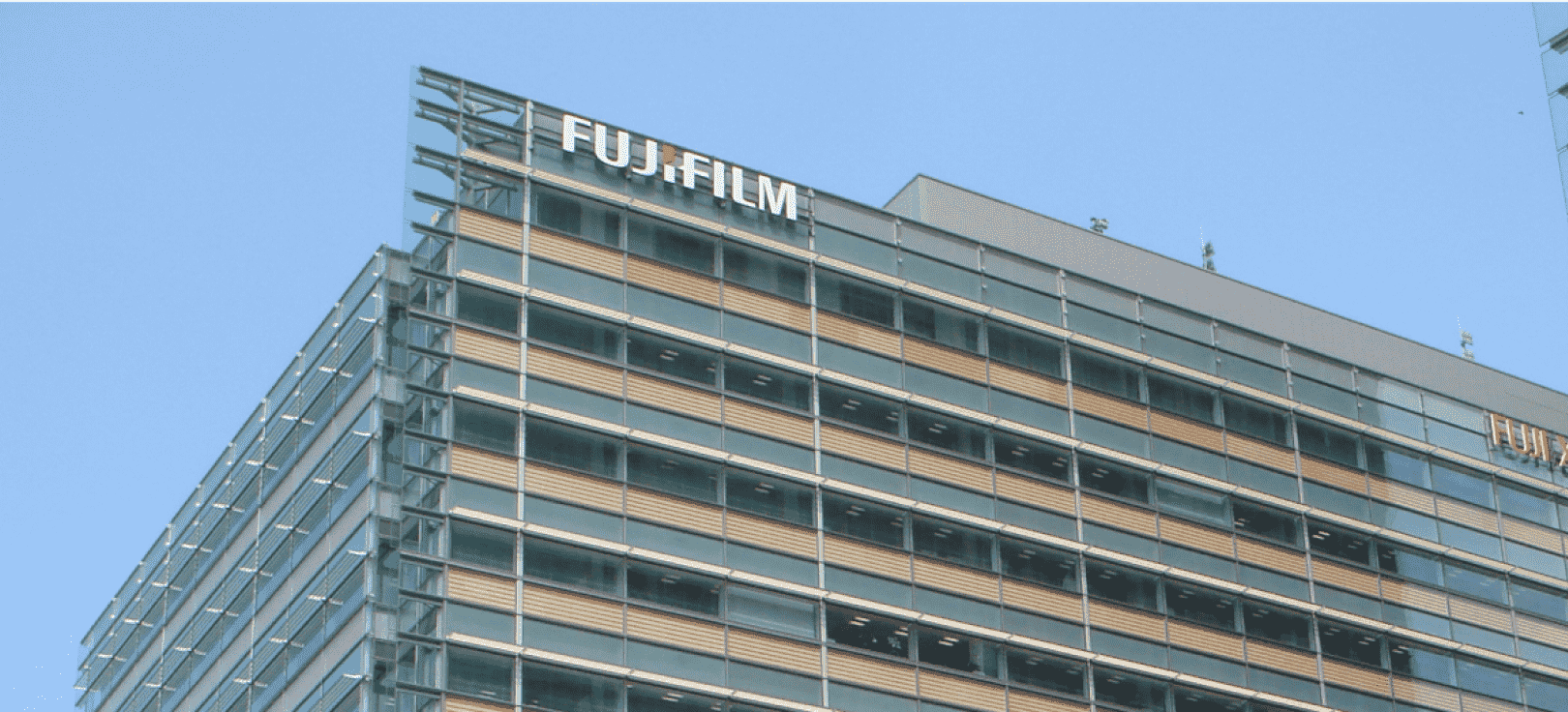 Fujifilm патентует устройство, похожее на складной смартфон от Samsung